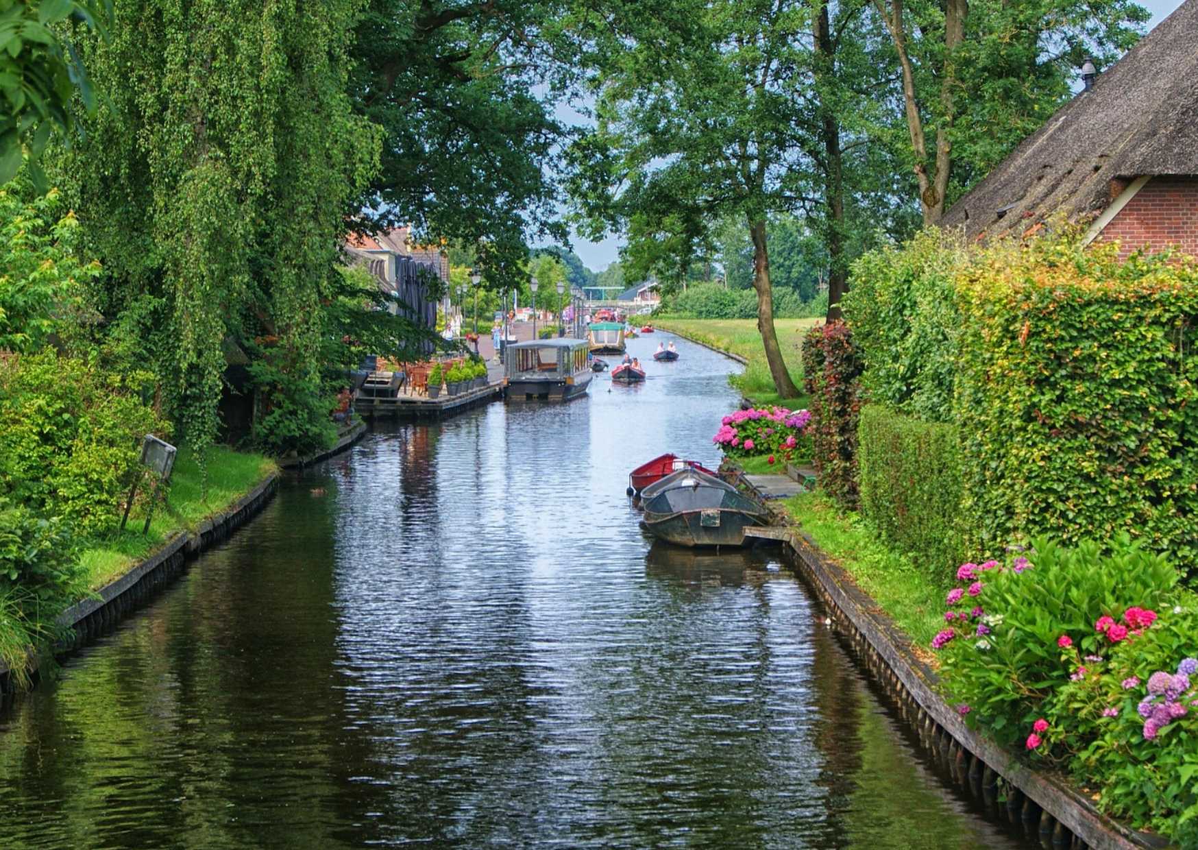 Giethoorn sailing through the canals